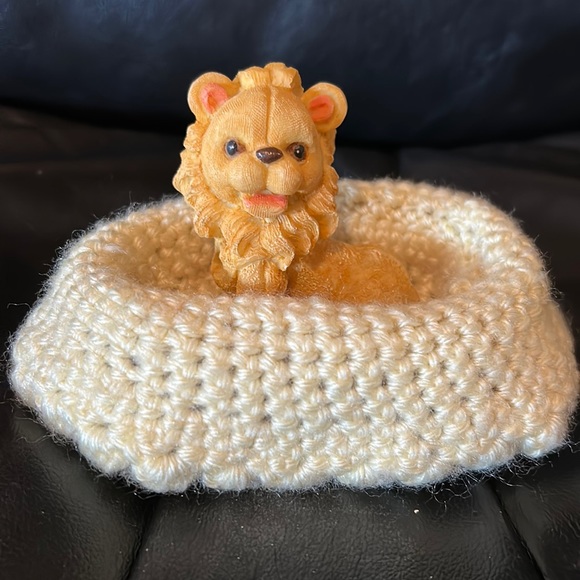Vintage lion with basket - Picture 2 of 10